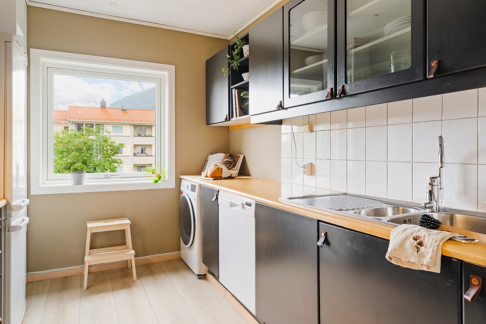 Inneholder laminat benkeplate, stålvask, ventilator, opplegg for oppvaskmaskin og vaskemaskin, samt Aquastop for ekstra sikkerhet. Galleribilde