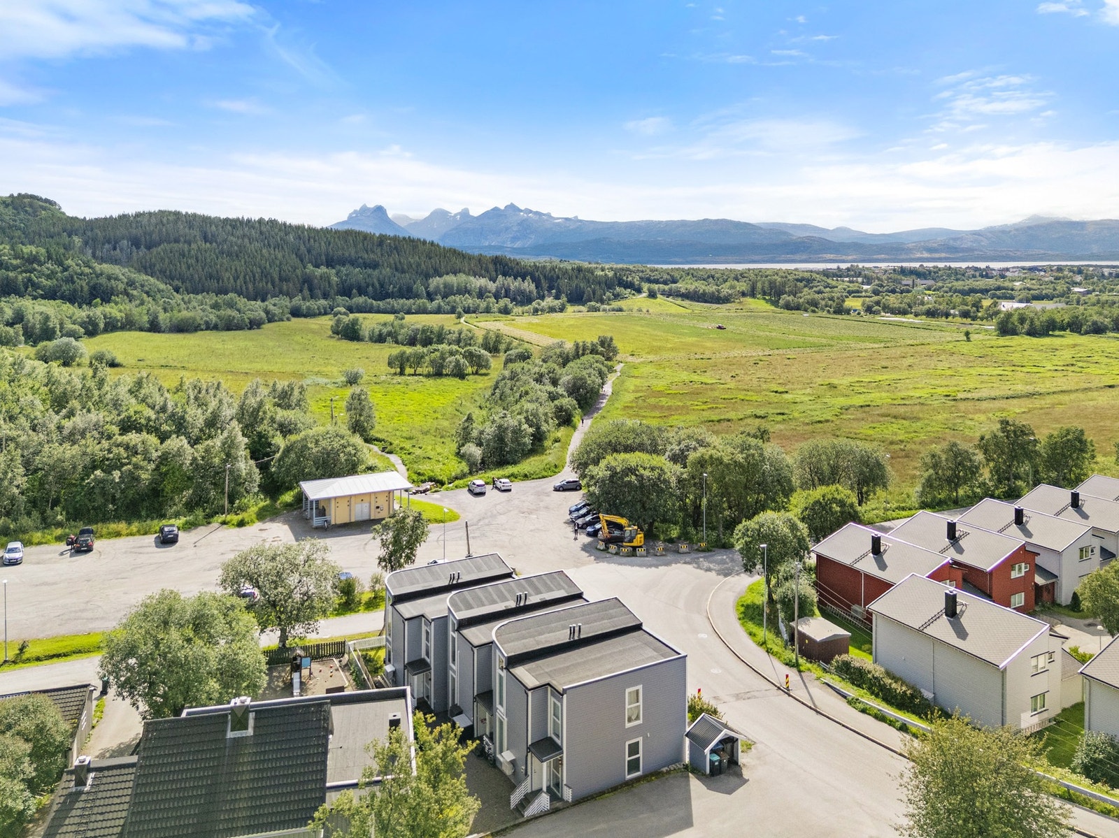 Fra eiendommen er det fin gang-sykkelavstand til sentrum, Stormyra mm. Galleribilde
