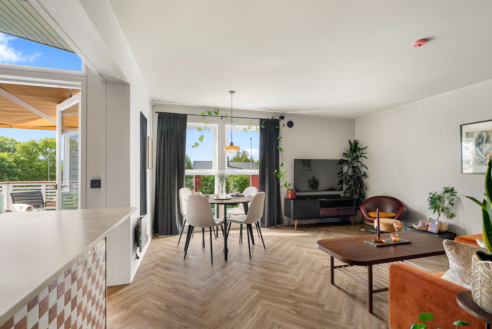 Fra stuen er det direkte utgang til en balkong på 7 m². Galleribilde