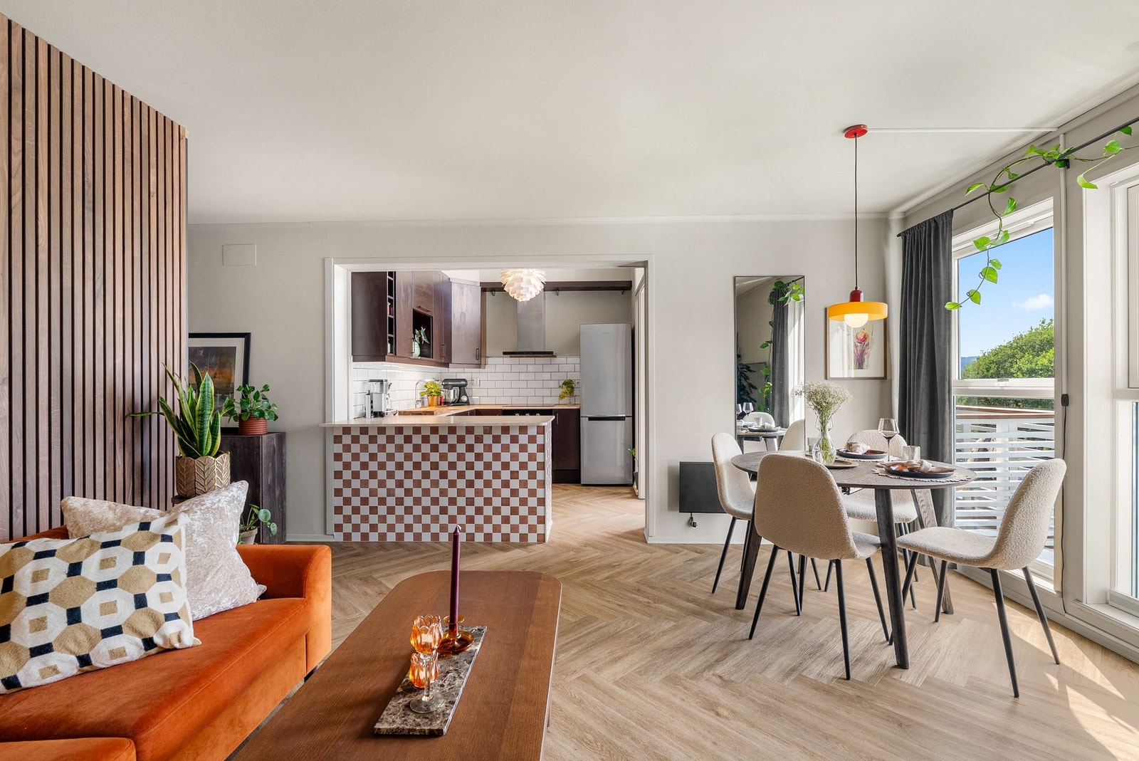 Store vindusflater gir godt med dagslys inn i etasjen. Galleribilde