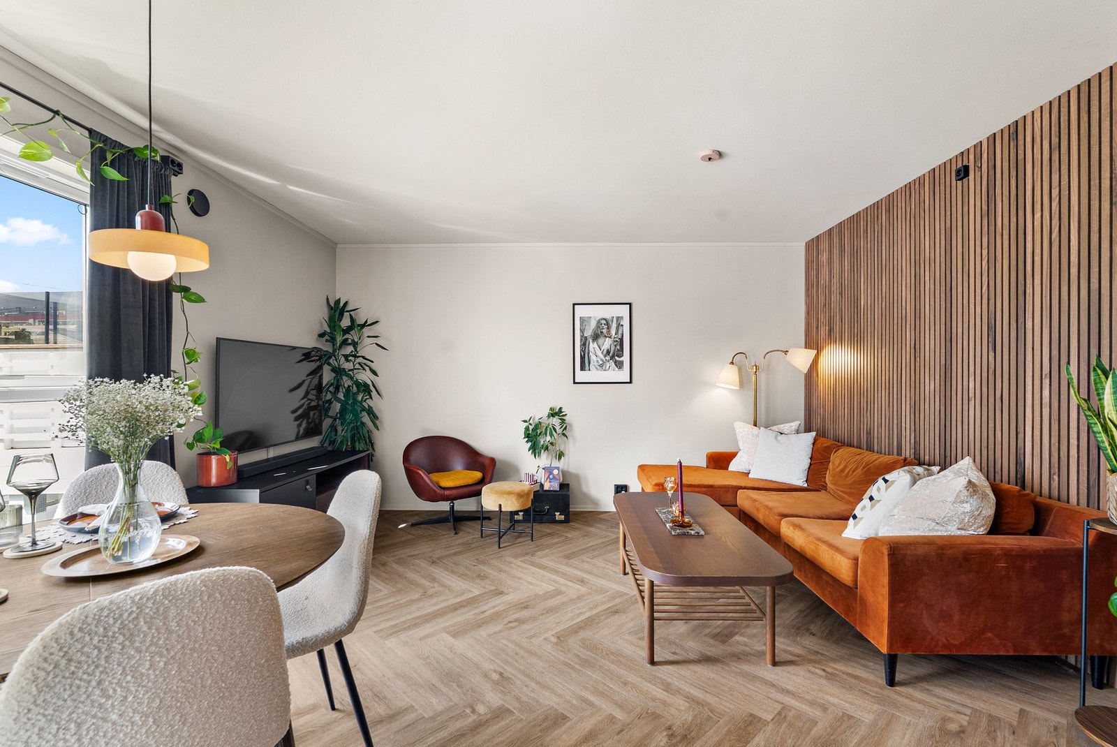 En spilevegg i treverk er et moderne og definerende element i stuen. Galleribilde