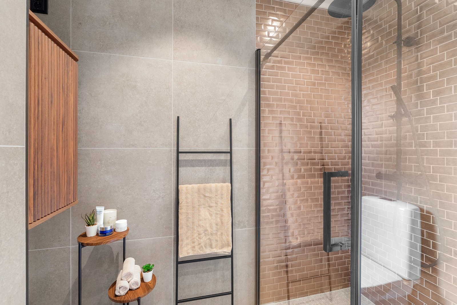 Badet har flislagte overflater, elektriske varmekabler og avtrekksventilasjon. Galleribilde