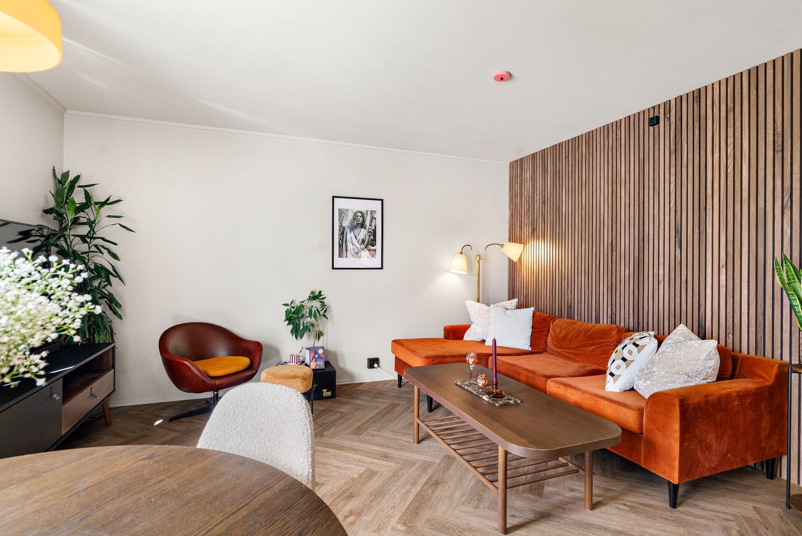 Stuen har god plass til både en romslig sofagruppe og spisebord. Galleribilde