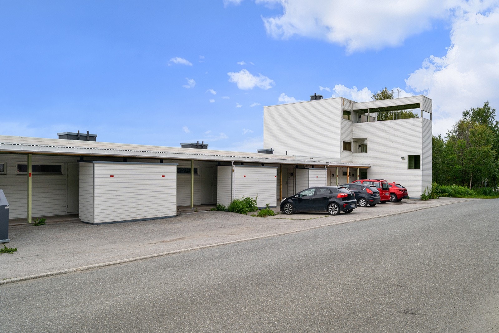 Parkering med elbillader rett utenfor inngangspartiet.