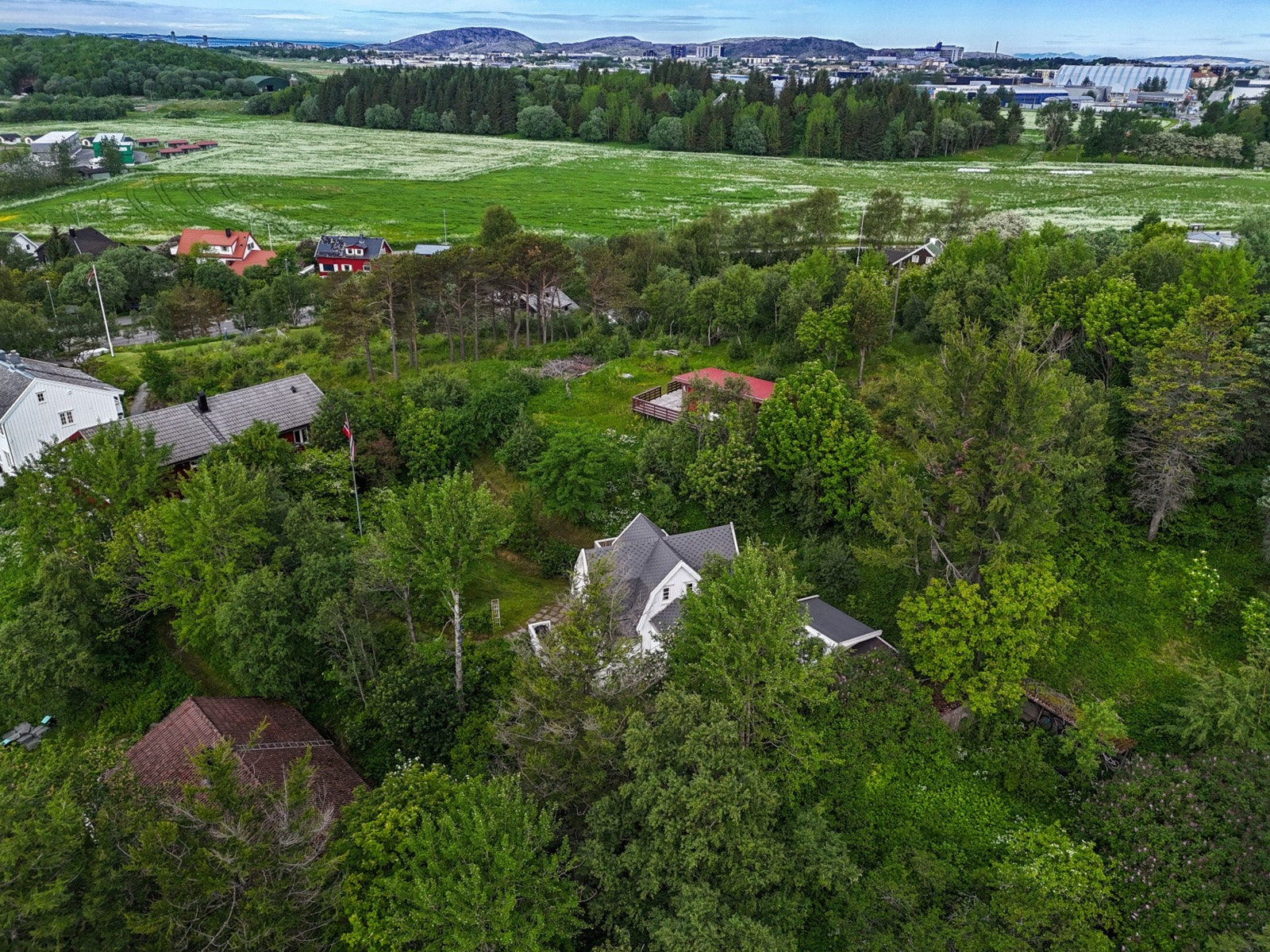 Boligen ligger i et etablert område med eneboliger og spredt bebyggelse. Galleribilde