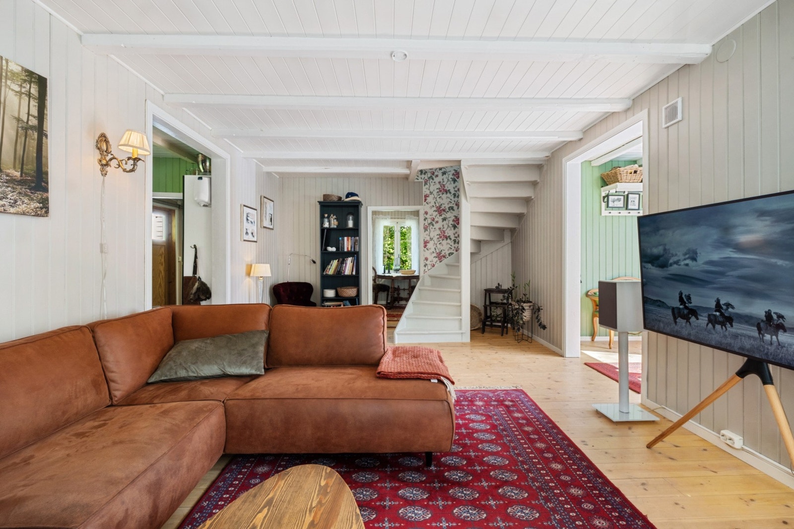 Trapperommet binder sammen stuen med gangen og spisestuen. Galleribilde
