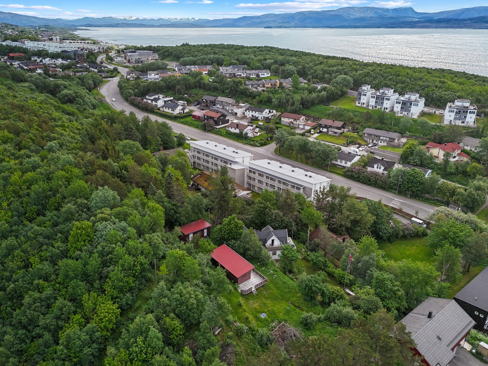 Nærområdet byr på gode rekreasjonsmuligheter med nærhet til både skog og sjø. Galleribilde