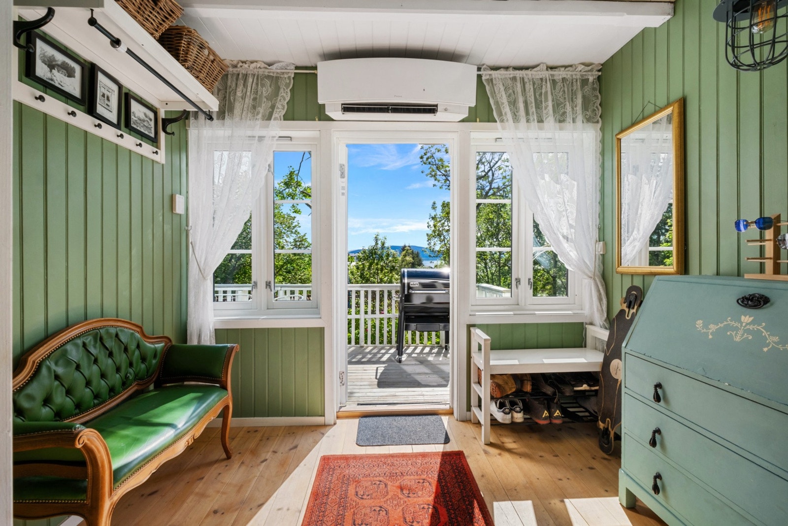Fra vindfanget er det direkte utgang til en terrasse på 13 m². Galleribilde