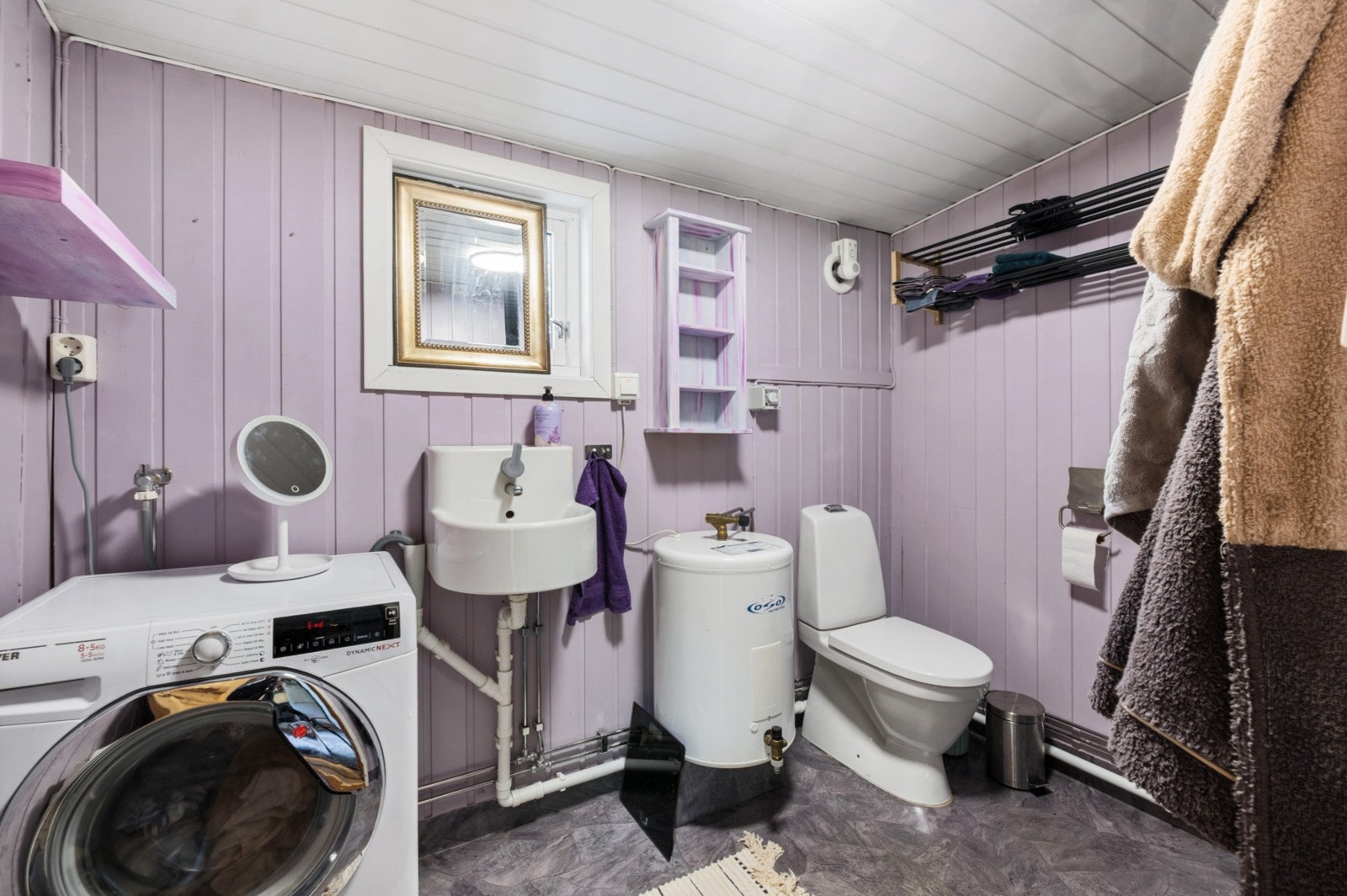 Badet i første etasje har opplegg for vaskemaskin, montert i 2015. Galleribilde