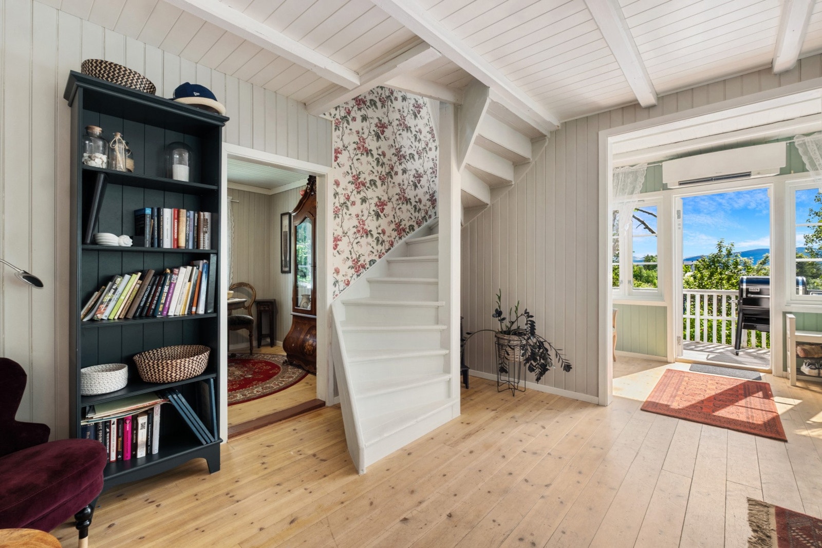 Trapperommet leder opp til loftsetasjen med soverom og bod. Galleribilde