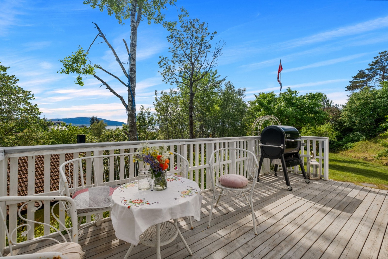 Ved inngangspartiet er det en romslig terrasse på 13 m². Galleribilde
