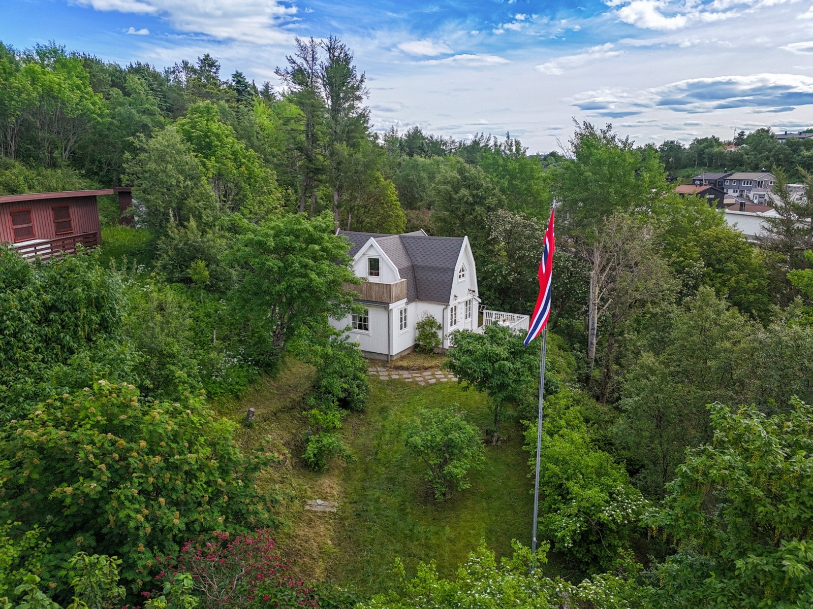 Enebolig fra 1924 med deler av utvendig kledning, samt nye vinduer og dører fra 2011. Galleribilde