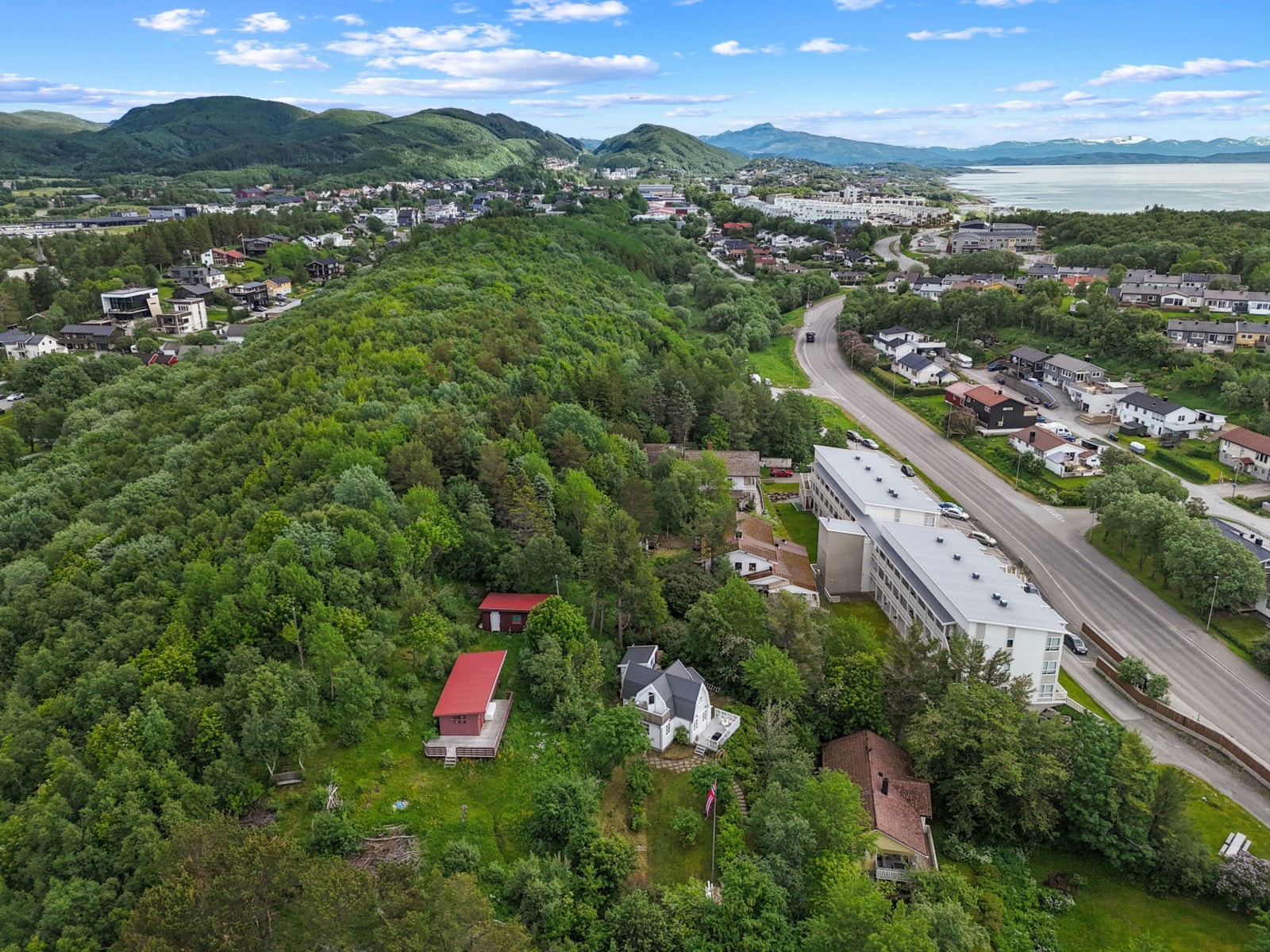 Fra eiendommen er det gangavstand til Bodøsjøen bussholdeplass (ca. 400 meter). Galleribilde