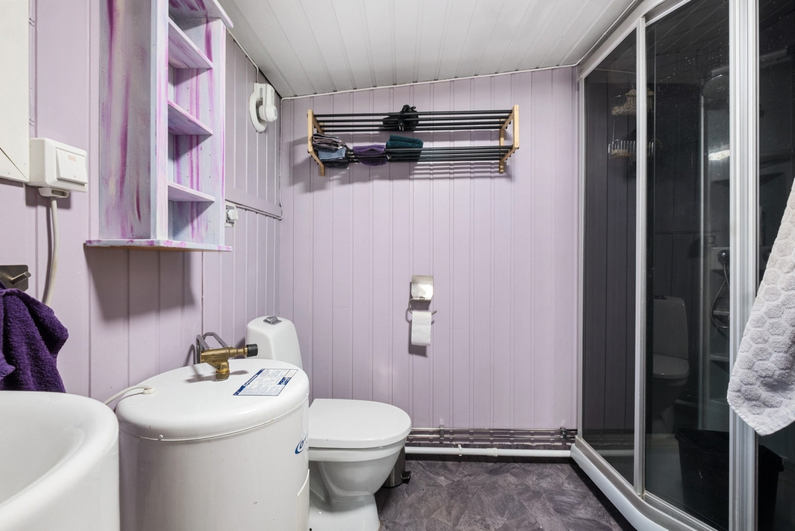 Badet er utstyrt med dusjkabinett, toalett og servant. Rør ble modernisert i 2013. Galleribilde