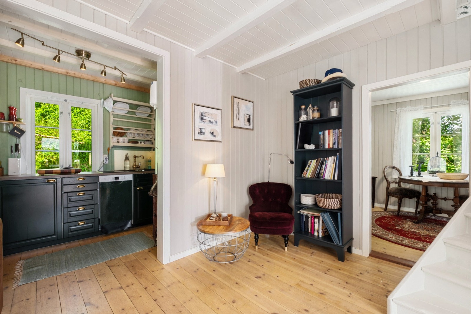 Fra stuen er det enkel adkomst til både kjøkken og spisestue. Galleribilde