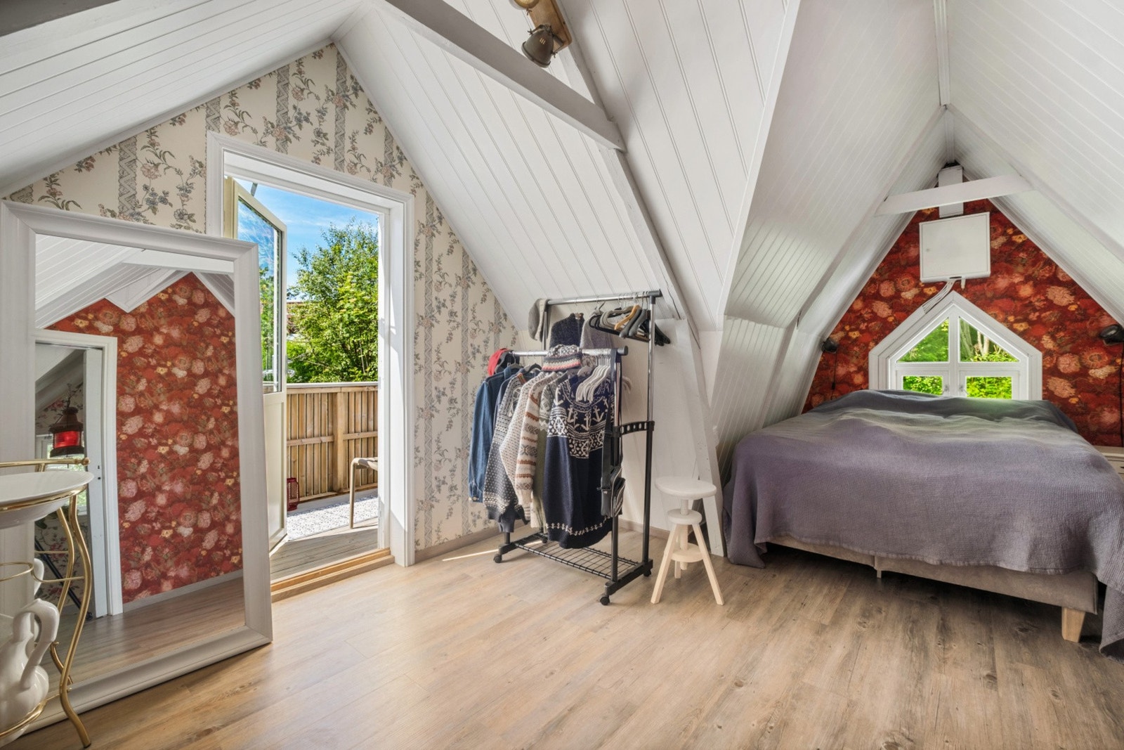 Det ene soverommet på loftet har direkte utgang til en balkong på 6 m². Galleribilde