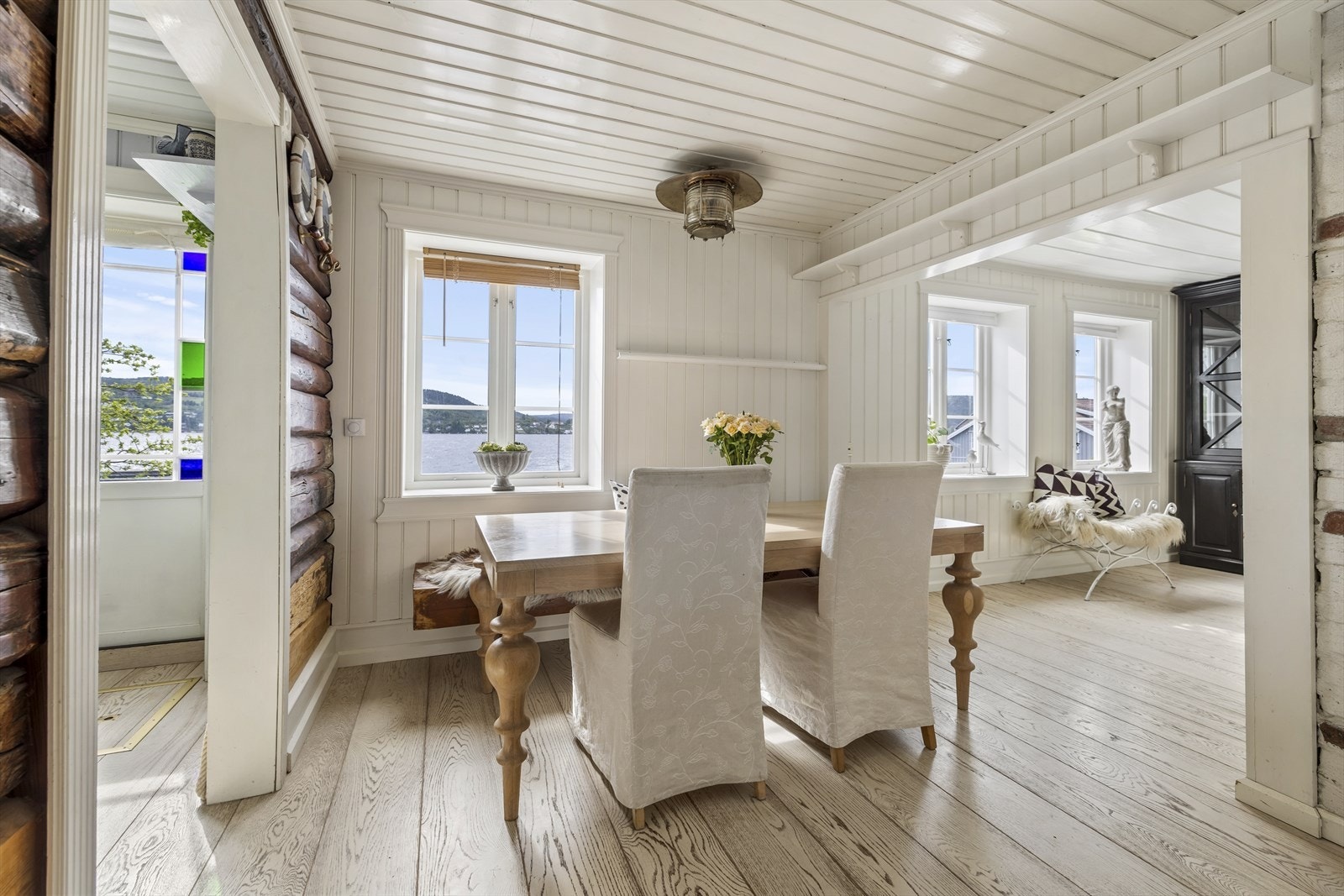 Fantastisk fjordutsikt mot innseilingen og Drøbaksundet fra stue, spisestue og kjøkken. Galleribilde