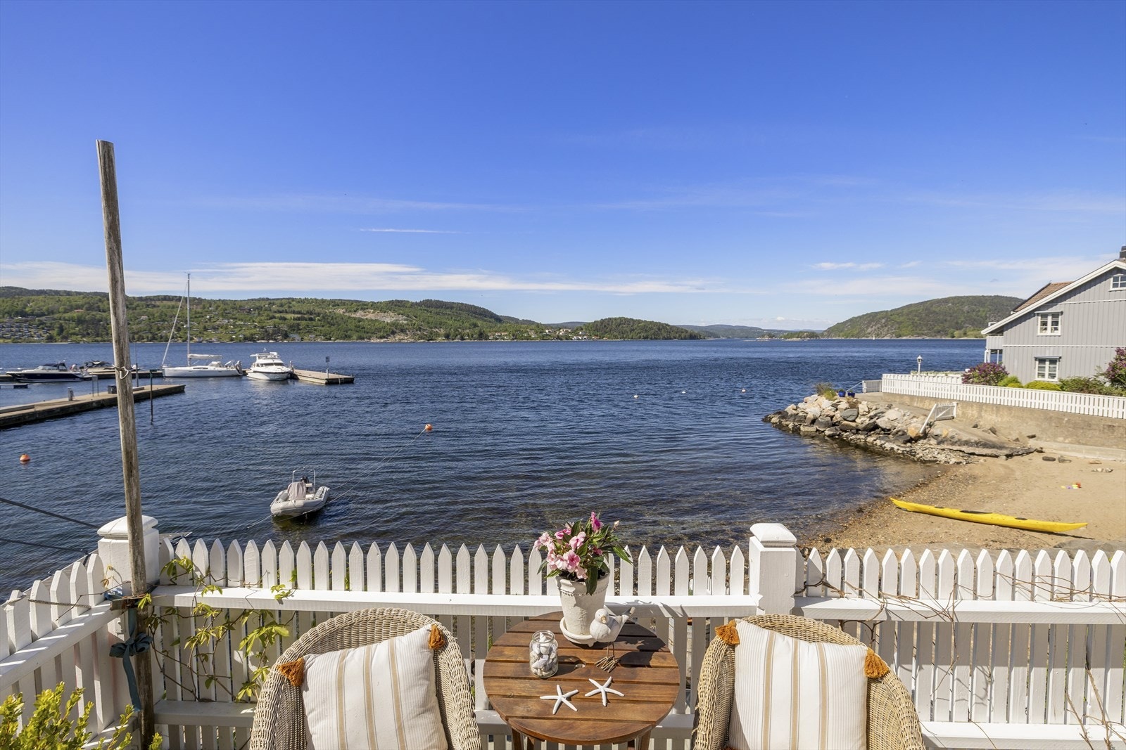 Boligen ligger vestvendt med utstikt over Oslofjorden, Vestfjorden og Oscarsborg Galleribilde