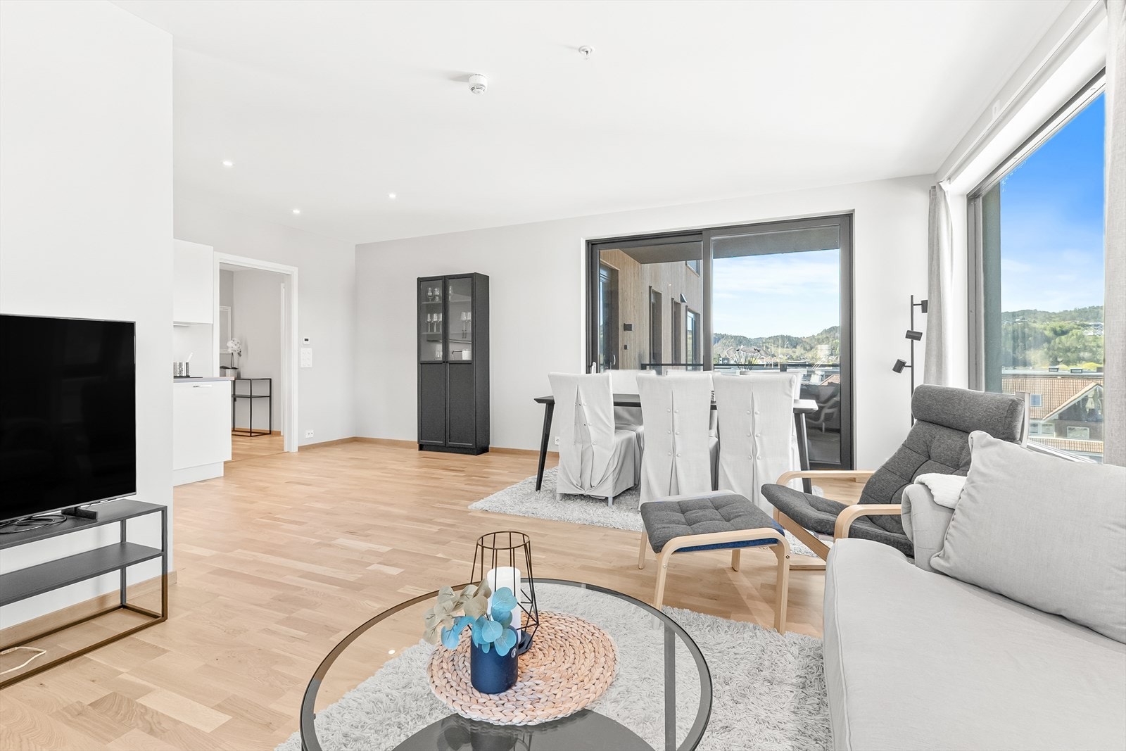Stor stue med plass til sofagruppe og spisebord. Galleribilde