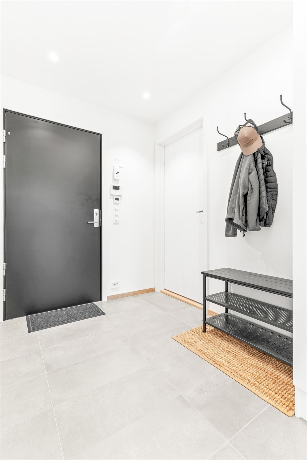 God plass til yttertøy i entreen. Galleribilde