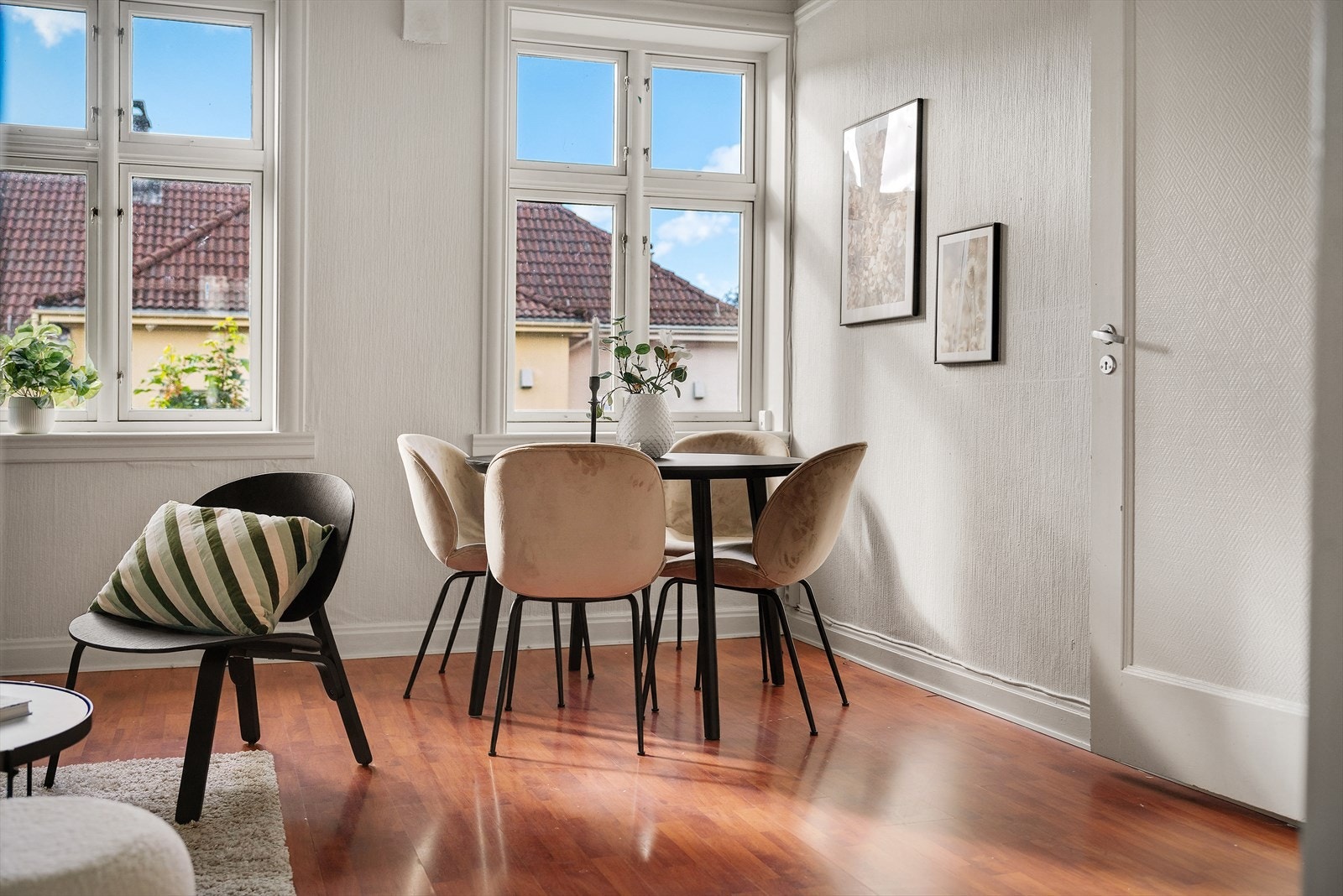 Spiseplassen ligger fint til ved vinduet og i nær tilknytning til kjøkkenet. Galleribilde