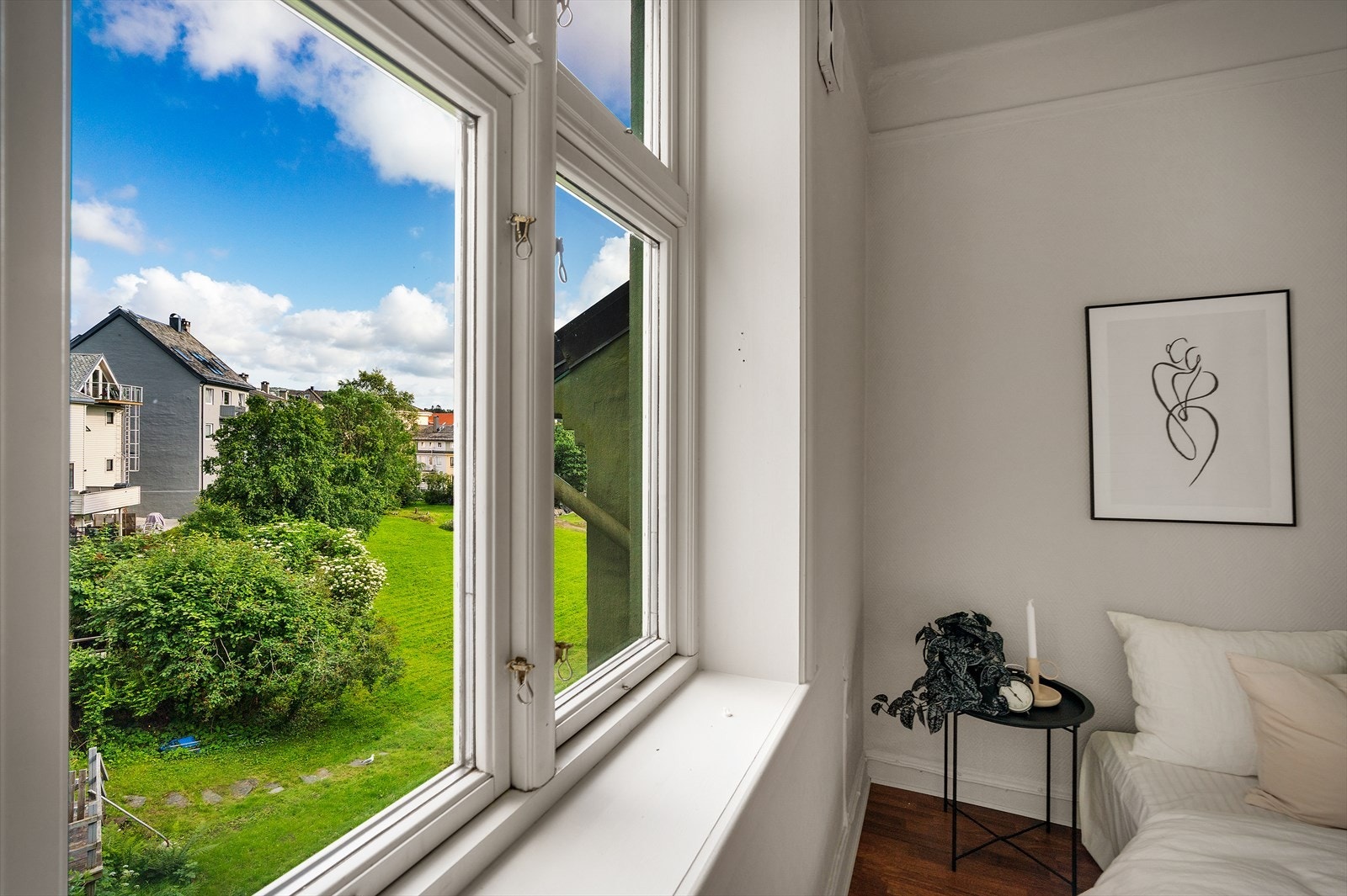 Store vindusflater sikerer naturlig lysinslipp. Galleribilde