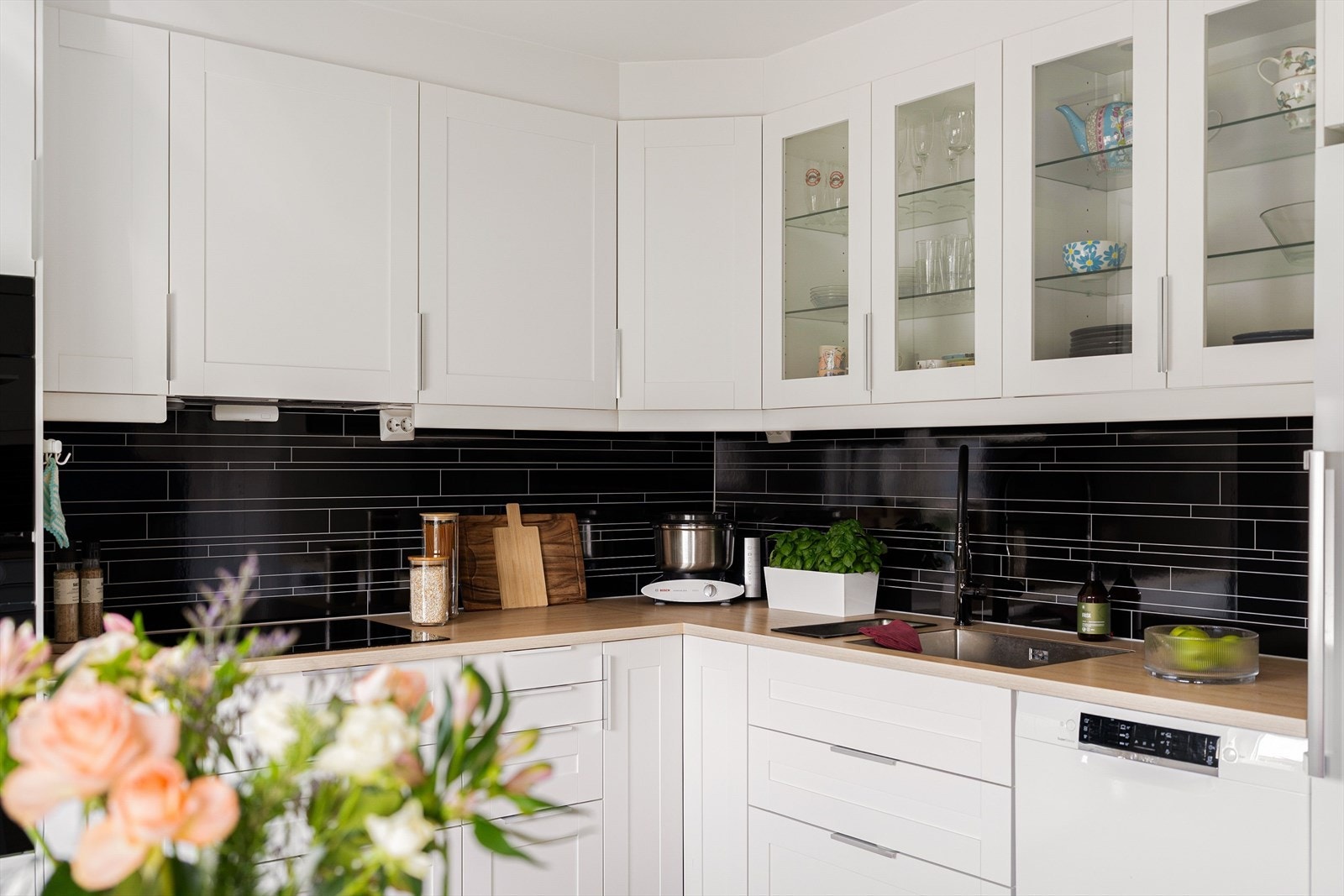 Kjøkkenet er selve hjertet i boligen. Det er her vi tilbringer store deler av tiden i hjemmet - hvor vi setter sammen gode måltider som skal samle familier og venner rundt middagsbordet. Et lekkert design med sorte kjøkkenplater og håndtak fra Epoq. Galleribilde