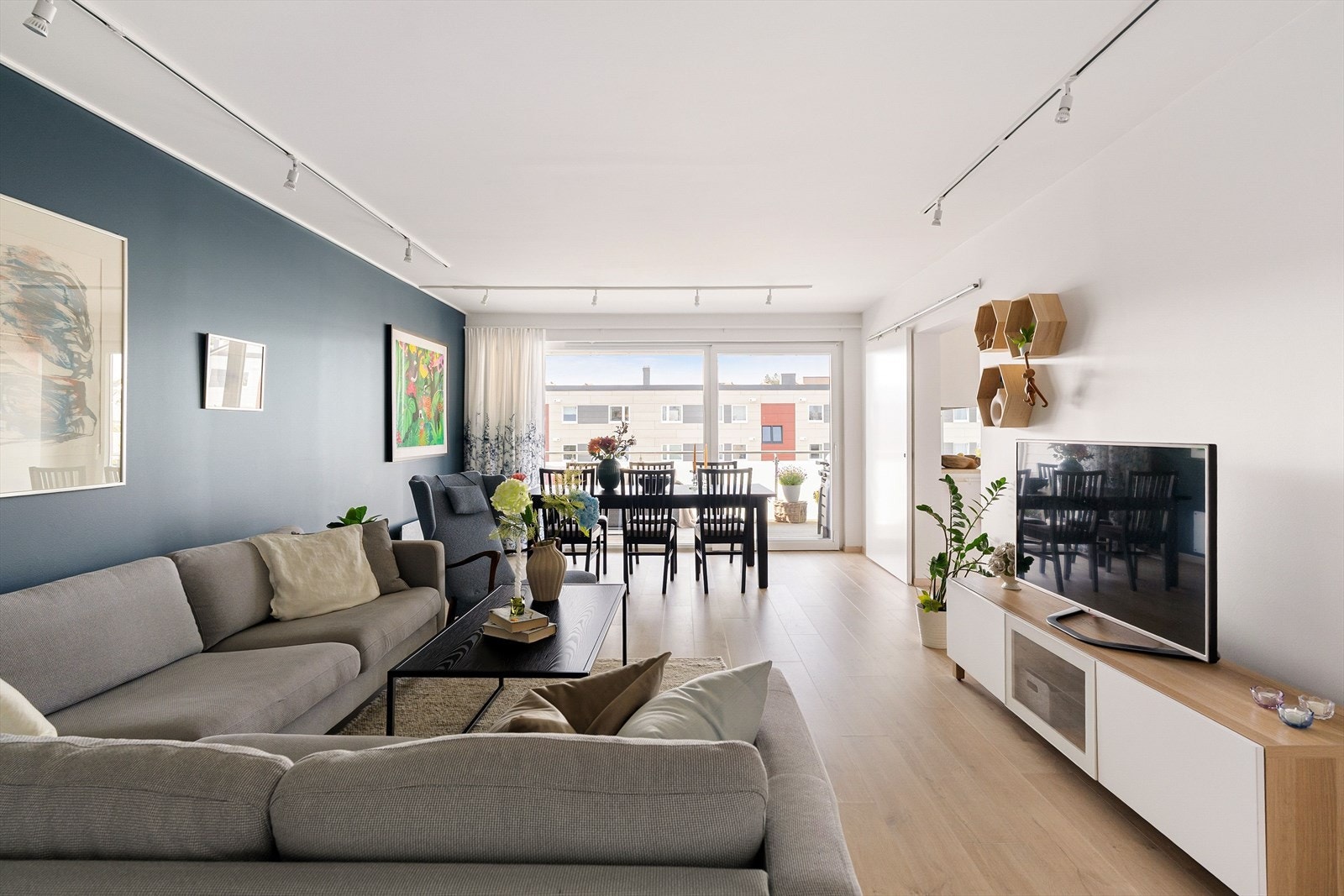 Stuen måler ca. 30,5 m² og kan enkelt innredes i naturlige soner. Galleribilde
