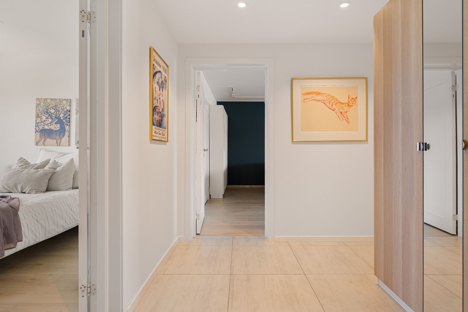 Leiligheten har en romslig og fin planløsning hvor leiligheten oppleves lys og luftig. Gangarealet har store og flotte fliser som er utstyrt med deilig gulvvarme og har godt med oppebevaringsplass. Galleribilde