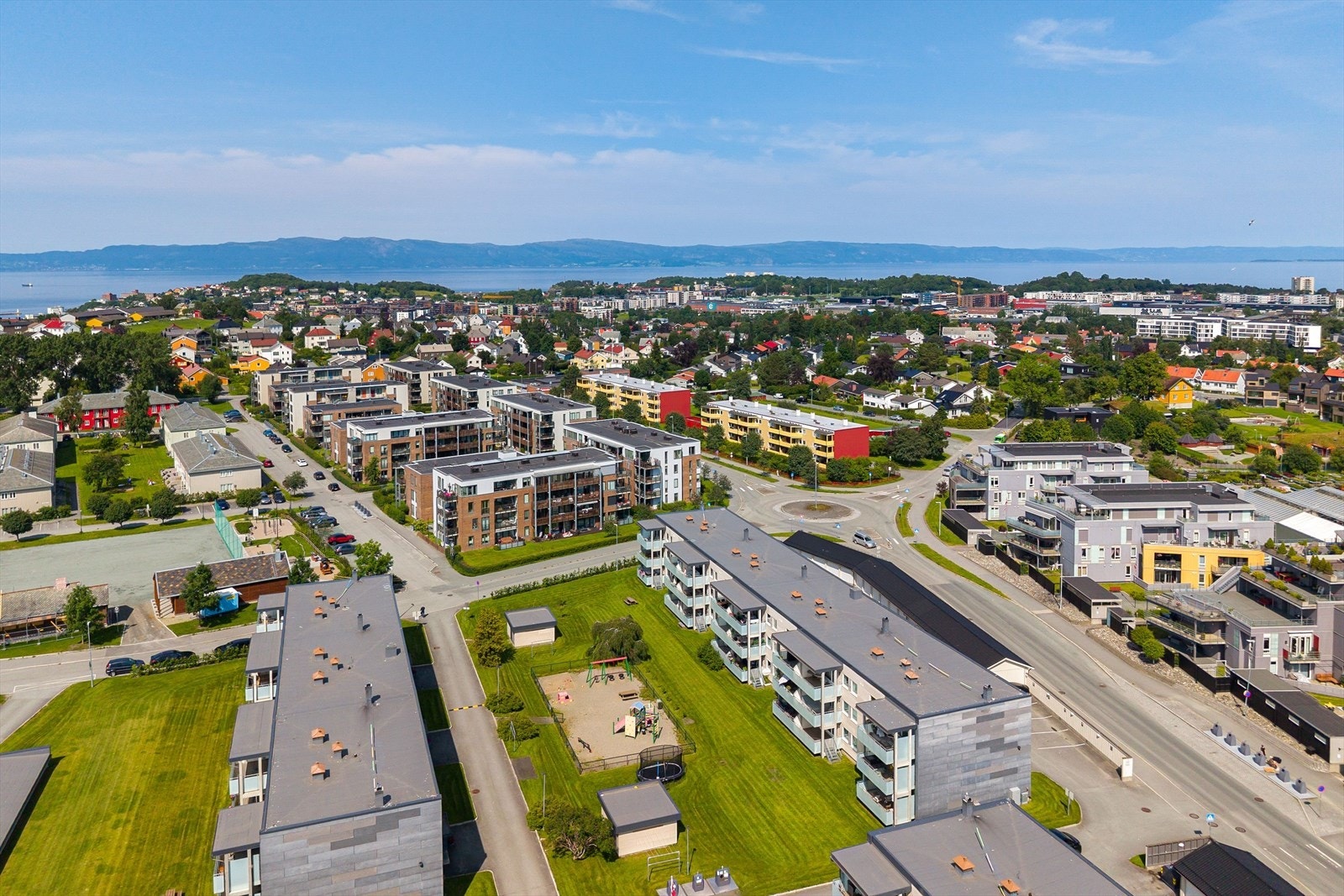 Leiligheten er lokalisert i en stille, rolig og barnevennlig del på Persaunet/Bromstad. Galleribilde
