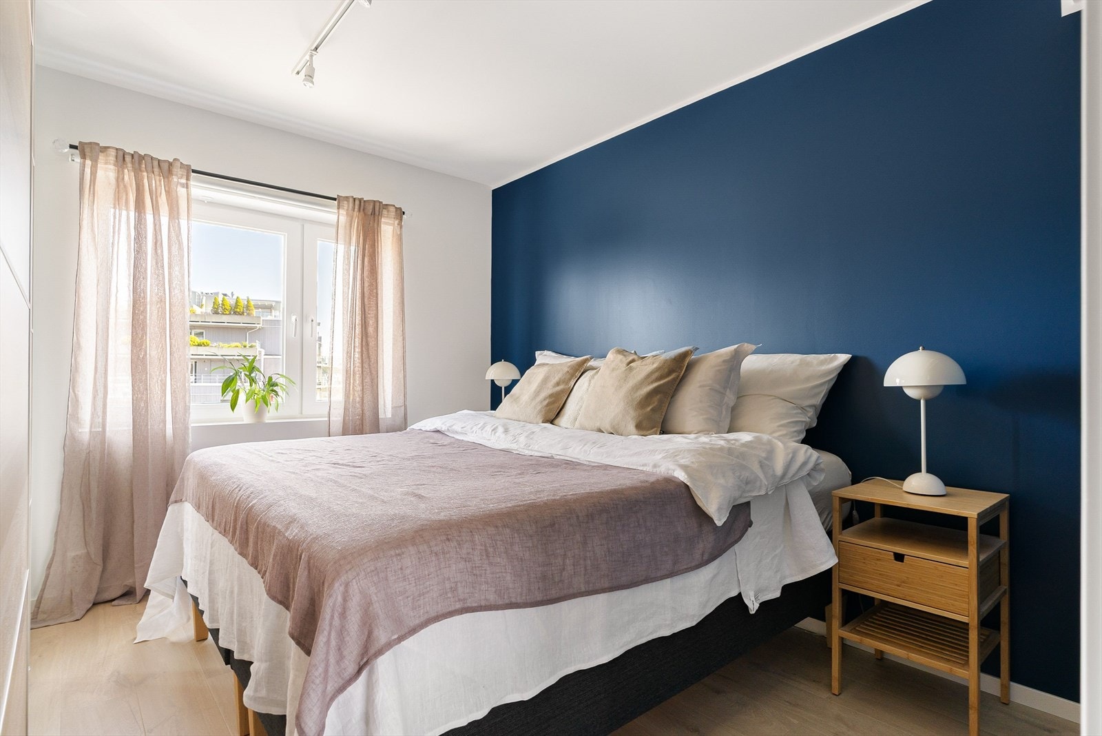 Det andre soverommet er perfekt for gjesterom/kontor og måler ca. 10,5 m². Leiligheten bindes sammen av en høy og moderne standard, med 1-stav laminatgulv av høy kvalitet (30 års garanti) og slette gipsoverflater. Galleribilde