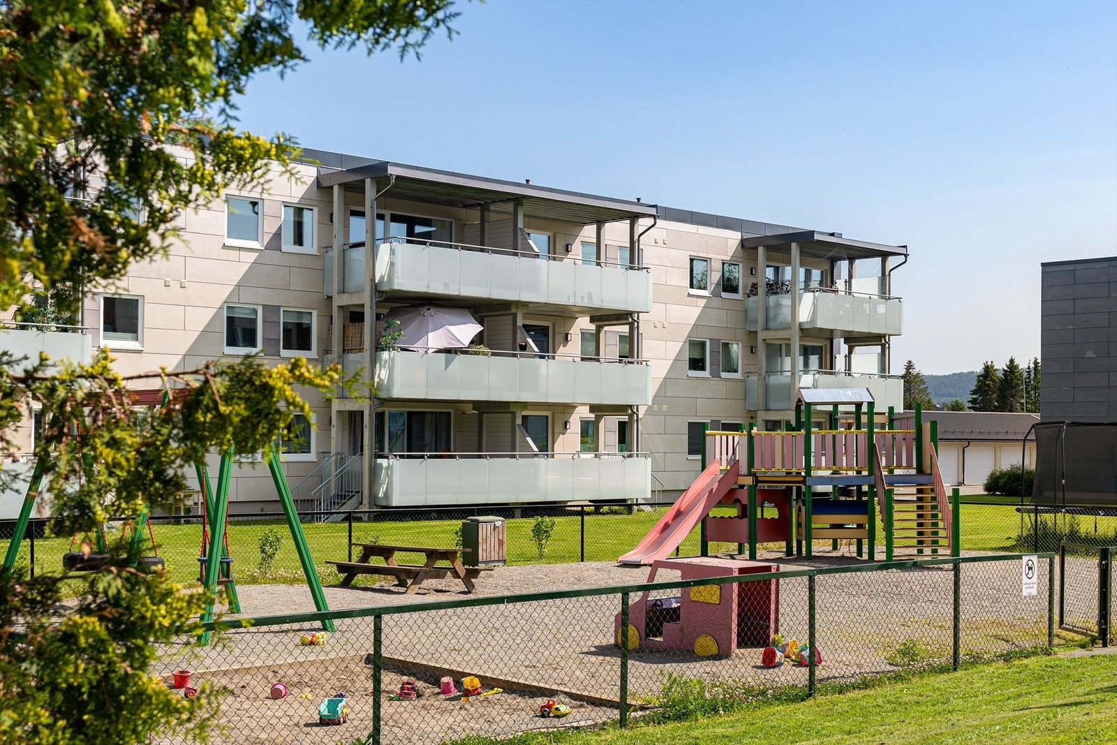 Velkommen til visning av Fernanda Nissens veg 17 - en lettstelt og attraktiv 3-roms leilighet beliggende i et veldrevet borettslag, med nærhet til barnehage/skole, dagligvarebutikker, bussholdeplass og turområder. Galleribilde
