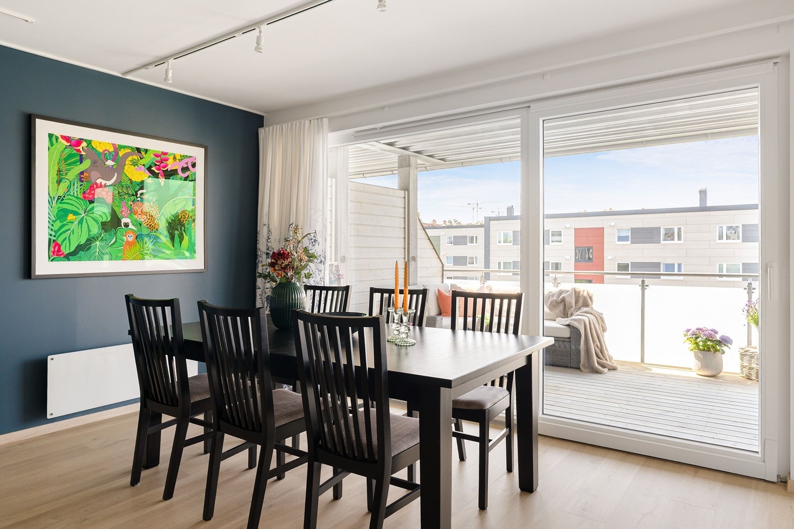 Direkte utgang via skyvedør til en romslig balkong på ca. 14 m². Galleribilde