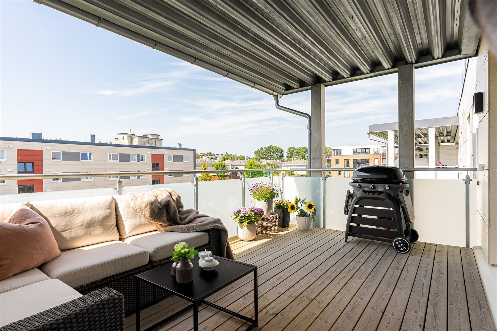 Her kan du nyter sene sommerkvelder i rolige omgivelser. Størrelsen på balkongen gjør at man enkelt kan invitere venner og familie til koselige stunder. Galleribilde
