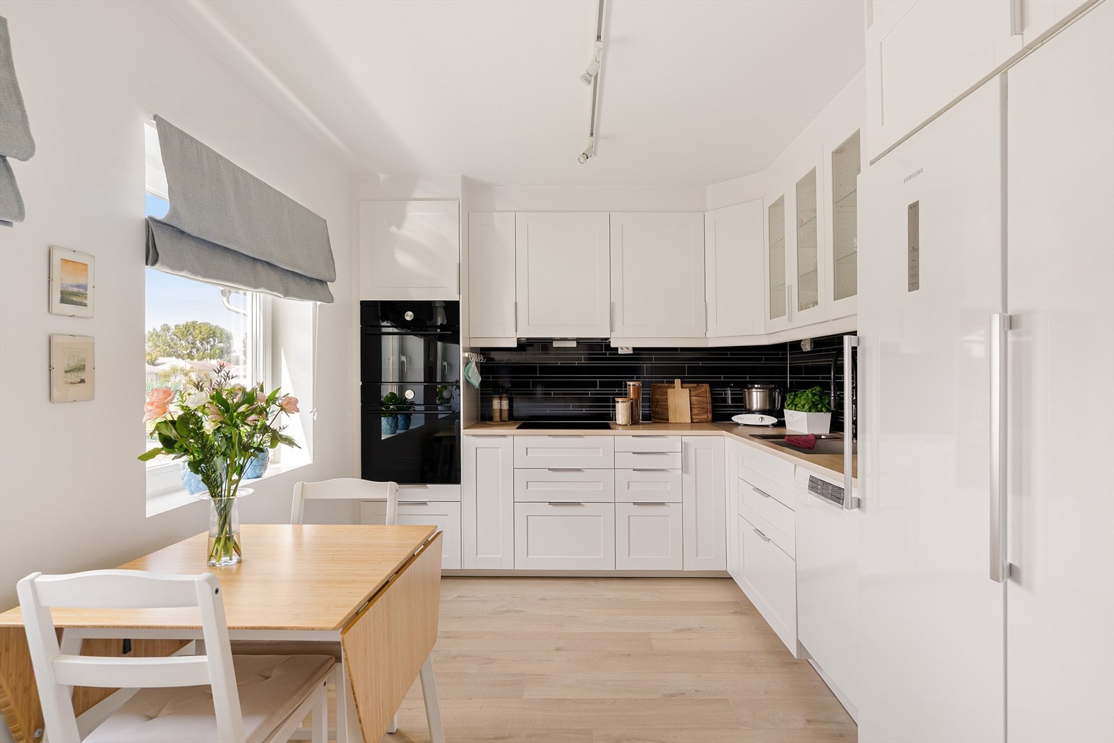 Kjøkkenet er fra IKEA og er nytt i 2020. Med et tidsriktig og moderne uttrykk er dette et kjøkken som skaper matglede i mange år. Kjøkkenet er utstyrt med frittstående kjøl-/fryseskap i full størrelse, oppvaskmaskin, platetopp, dampovn og kombiovn/mikro. Galleribilde