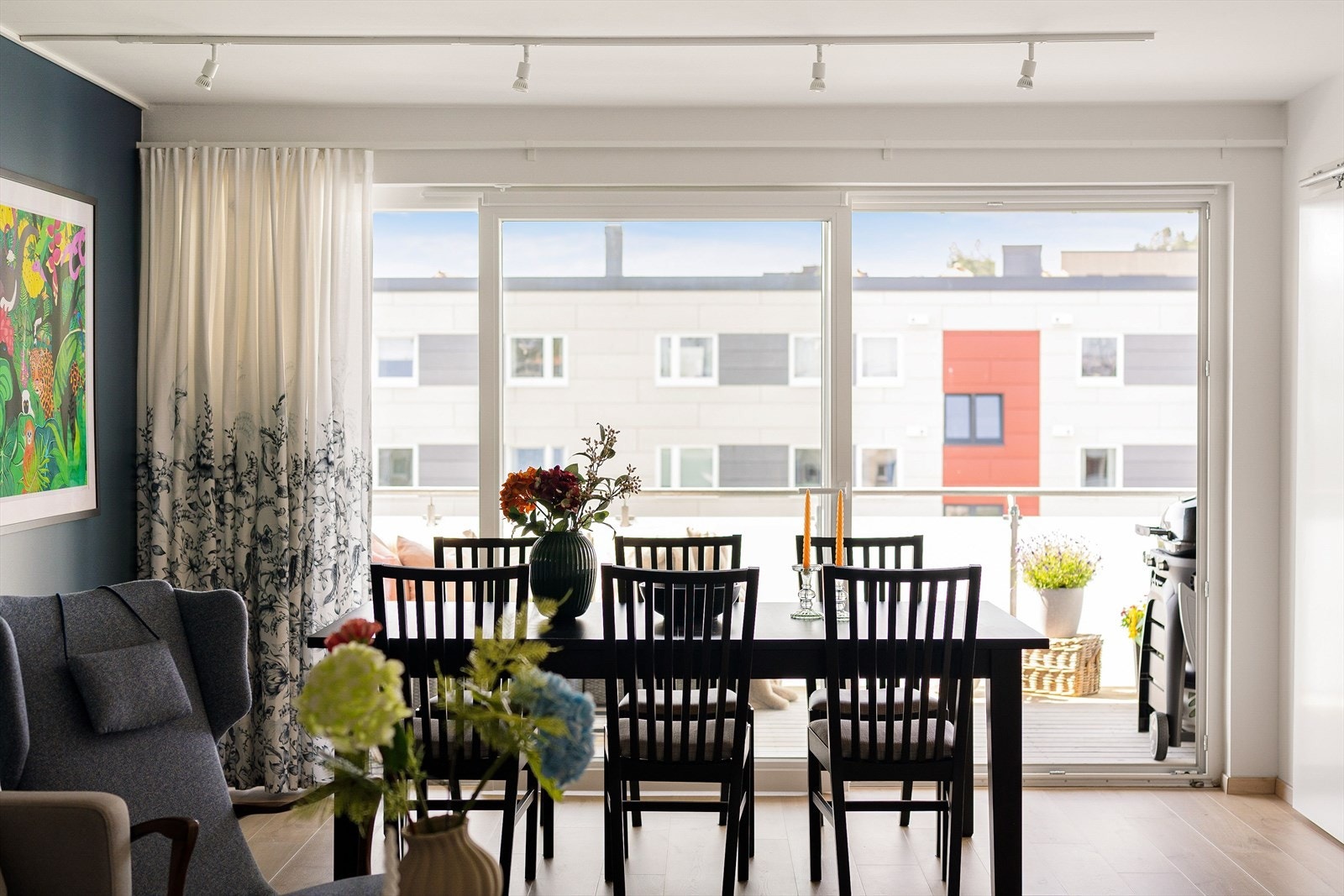 De store vindusflatene sørger for rikelig med verdifullt lysinnslipp og en luftigere romfølelse. Galleribilde