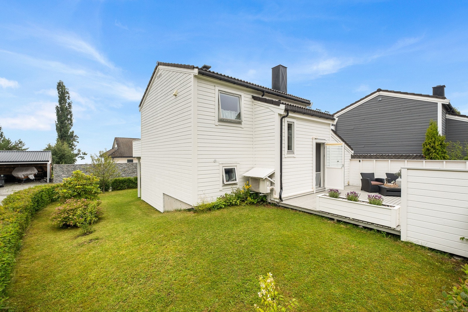 Pent opparbeidet hage med flat gressplen som legger til rette for lek og moro for de minste. Galleribilde