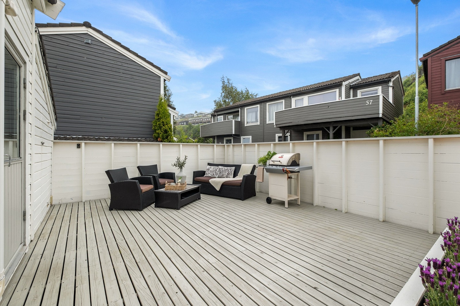 Det er godt med plass til ønsket møblement som sofakrok, spisebord, solsenger eller utekjøkken og grill. Galleribilde