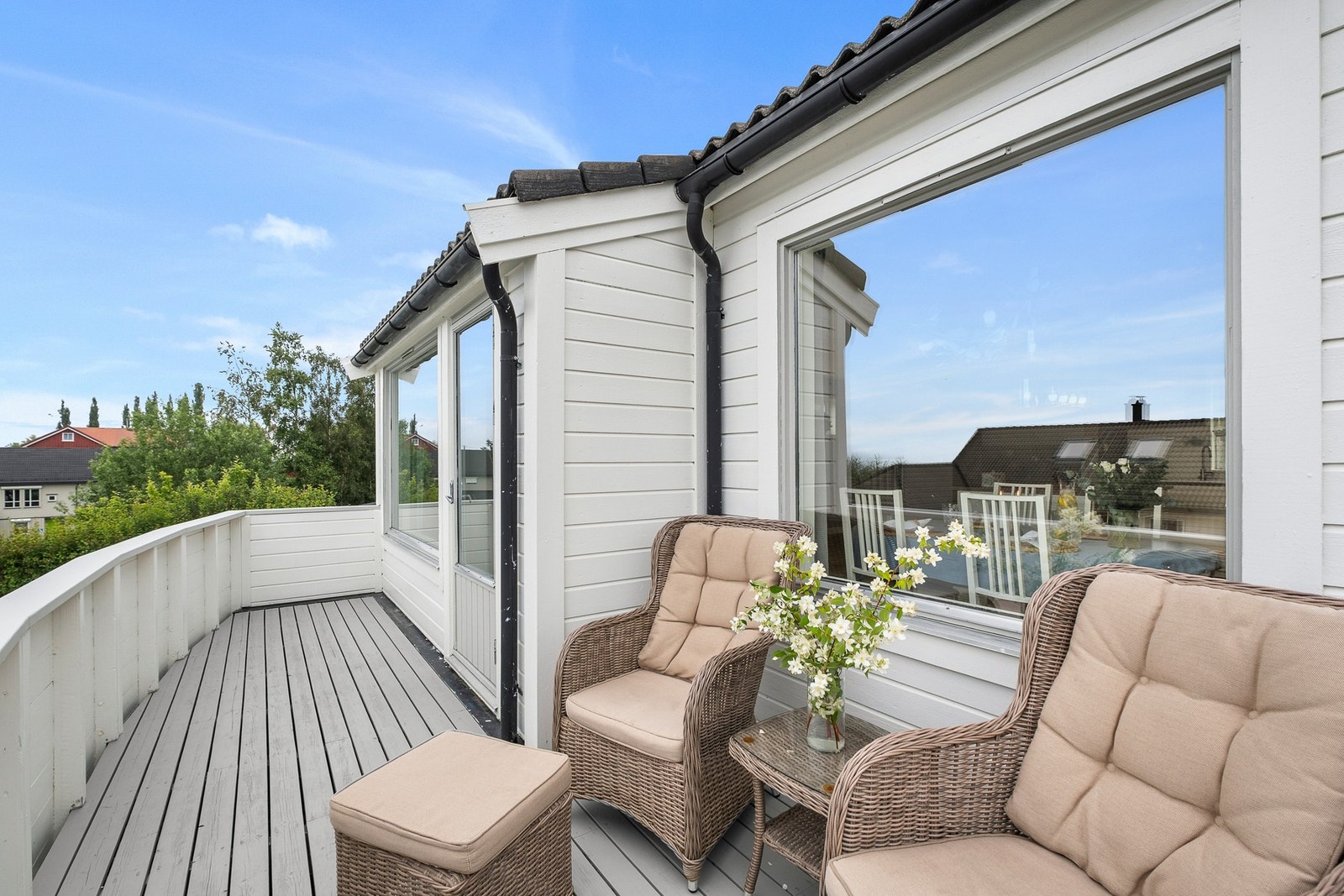 Balkongen vender nordvest, noe som gir gode solforhold på ettermiddag og kveld. Galleribilde