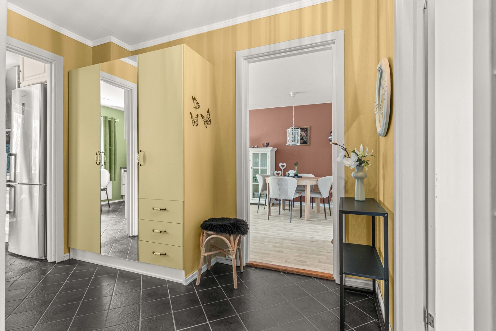 Innbydende entré med garderobeløsning og god plass til oppbevaring av yttertøy og sko. Galleribilde