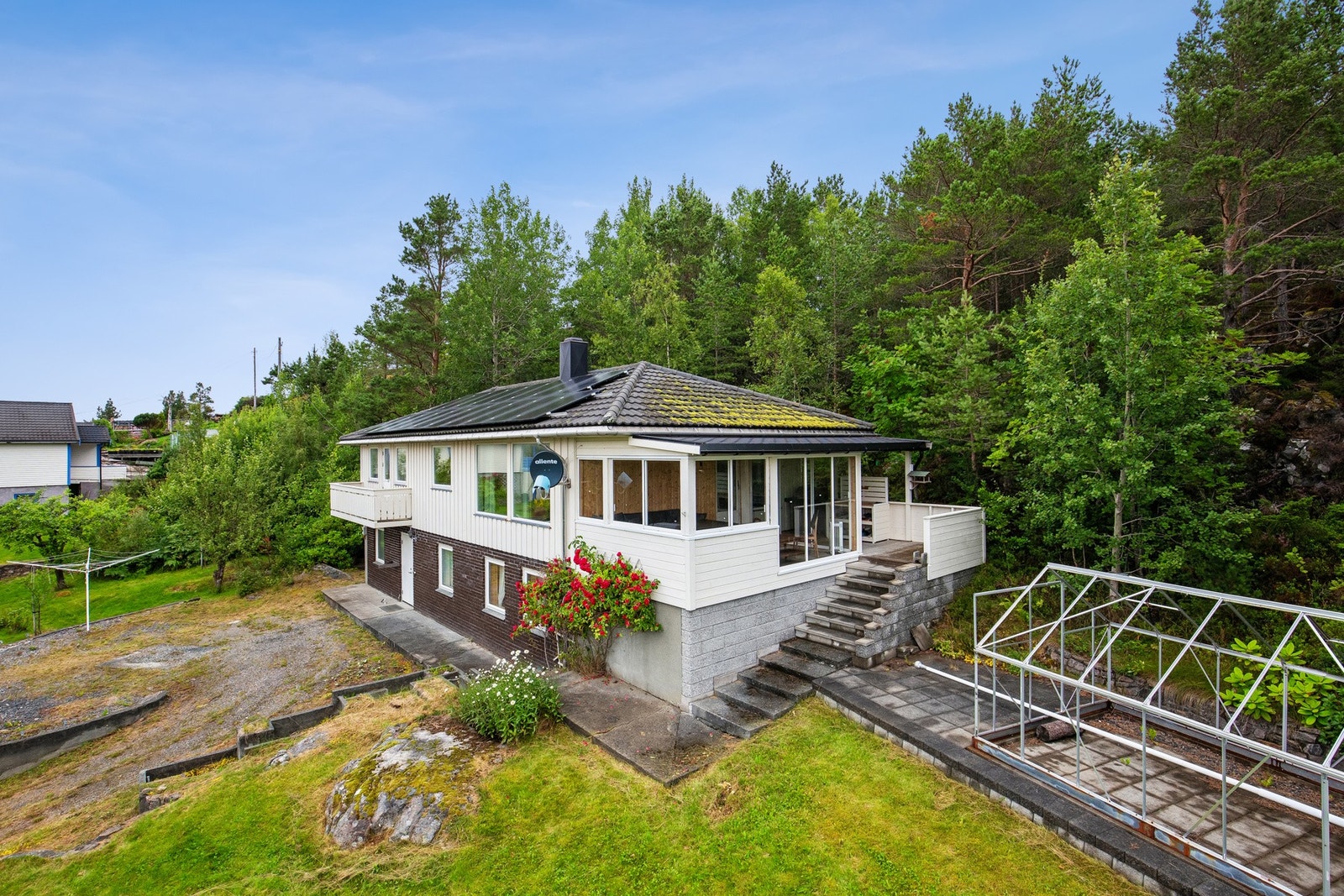 Boligen har stor tomt på 1,8 mål - Det er etablert hagestue på terrasse Galleribilde