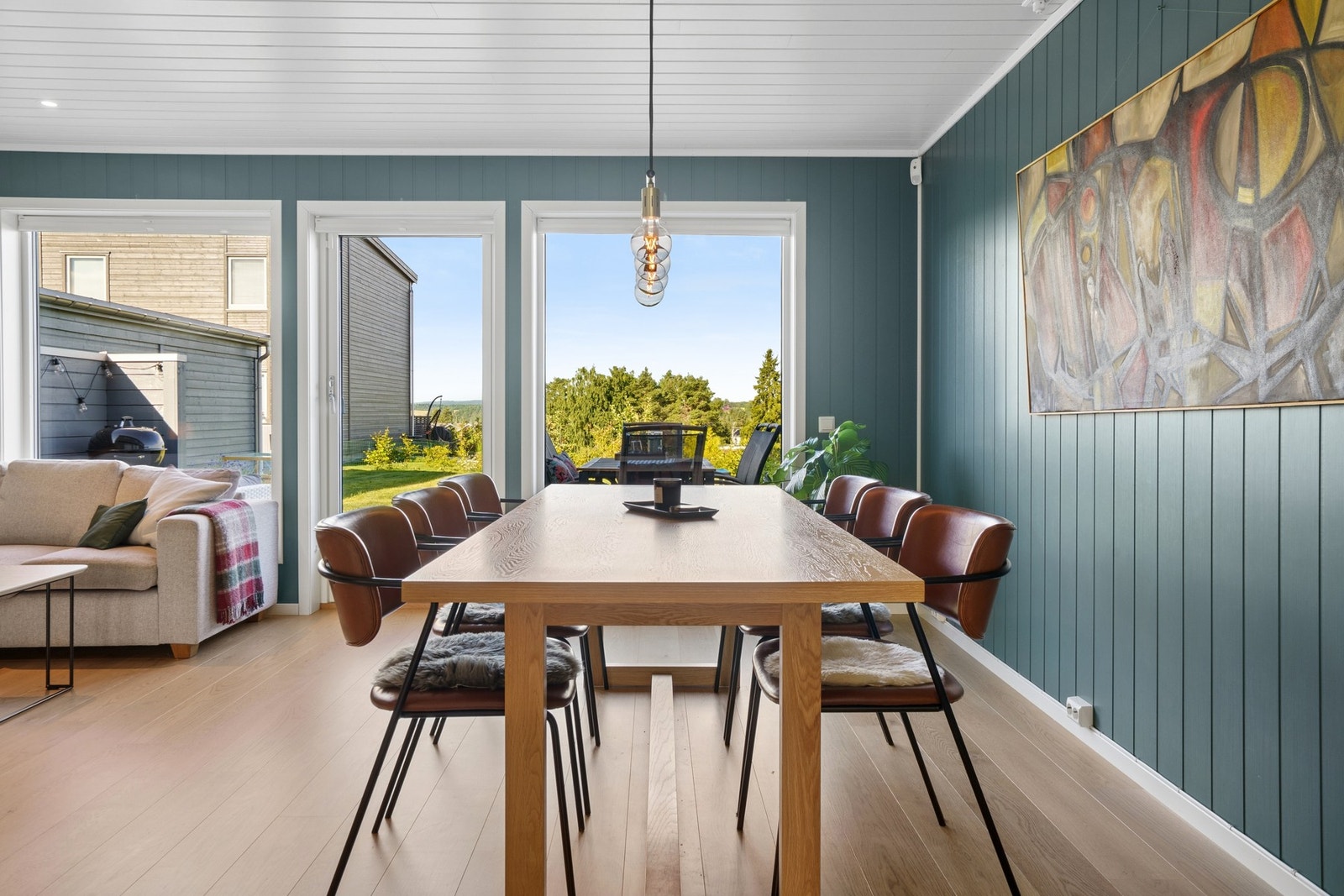 Store vindusflater slipper inn rikelig med dagslys og gir utsyn mot hagen. Galleribilde