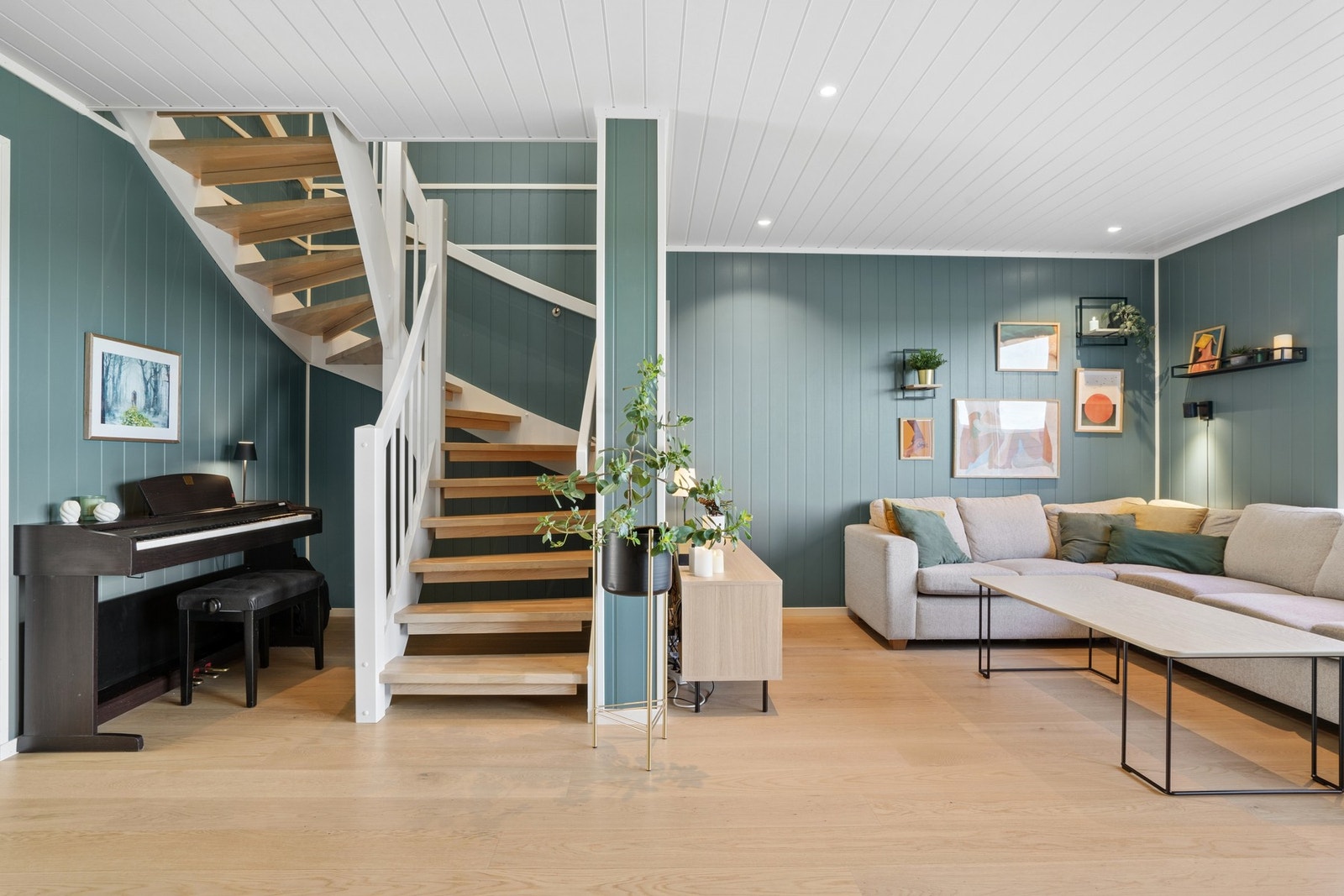 Det er god plass til både spisebord og en romslig sofagruppe, noe som gjør oppholdsrommet godt tilpasset både hverdagsliv og sosiale sammenkomster. Galleribilde