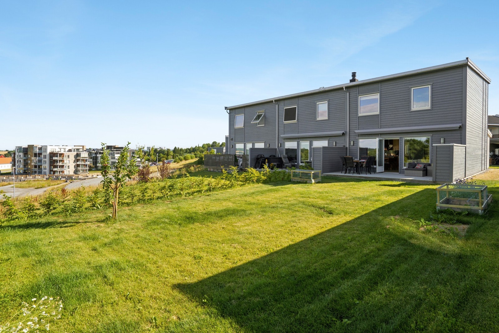Fra terrassen er det videre utgang til et pent opparbeidet hageareal med plen - et ideelt sted for lek, aktivitet eller rolige dager i solen. Galleribilde