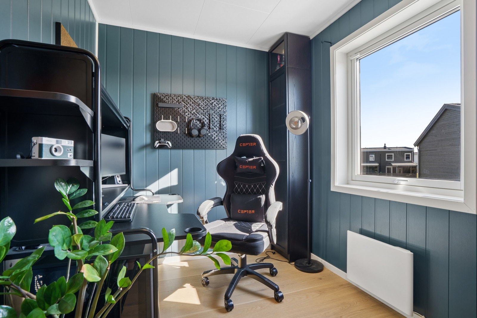Samlet tilbyr boligen gode og funksjonelle rom med plass til både oppbevaring, arbeid og avslapning. Galleribilde