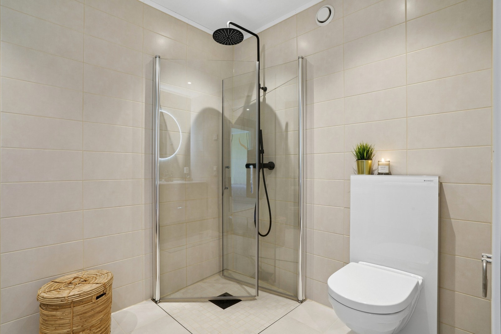Badet har behagelig vannbåren gulvvarme og opplegg for vaskemaskin. Galleribilde