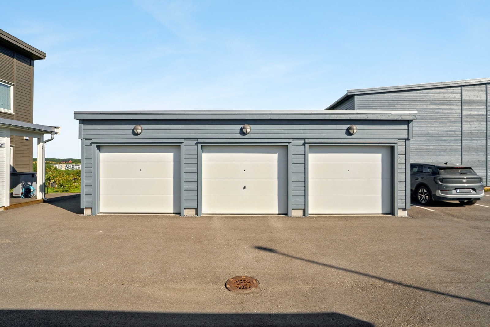 Til boligen følger garasje i felles rekke med el-billader. Galleribilde