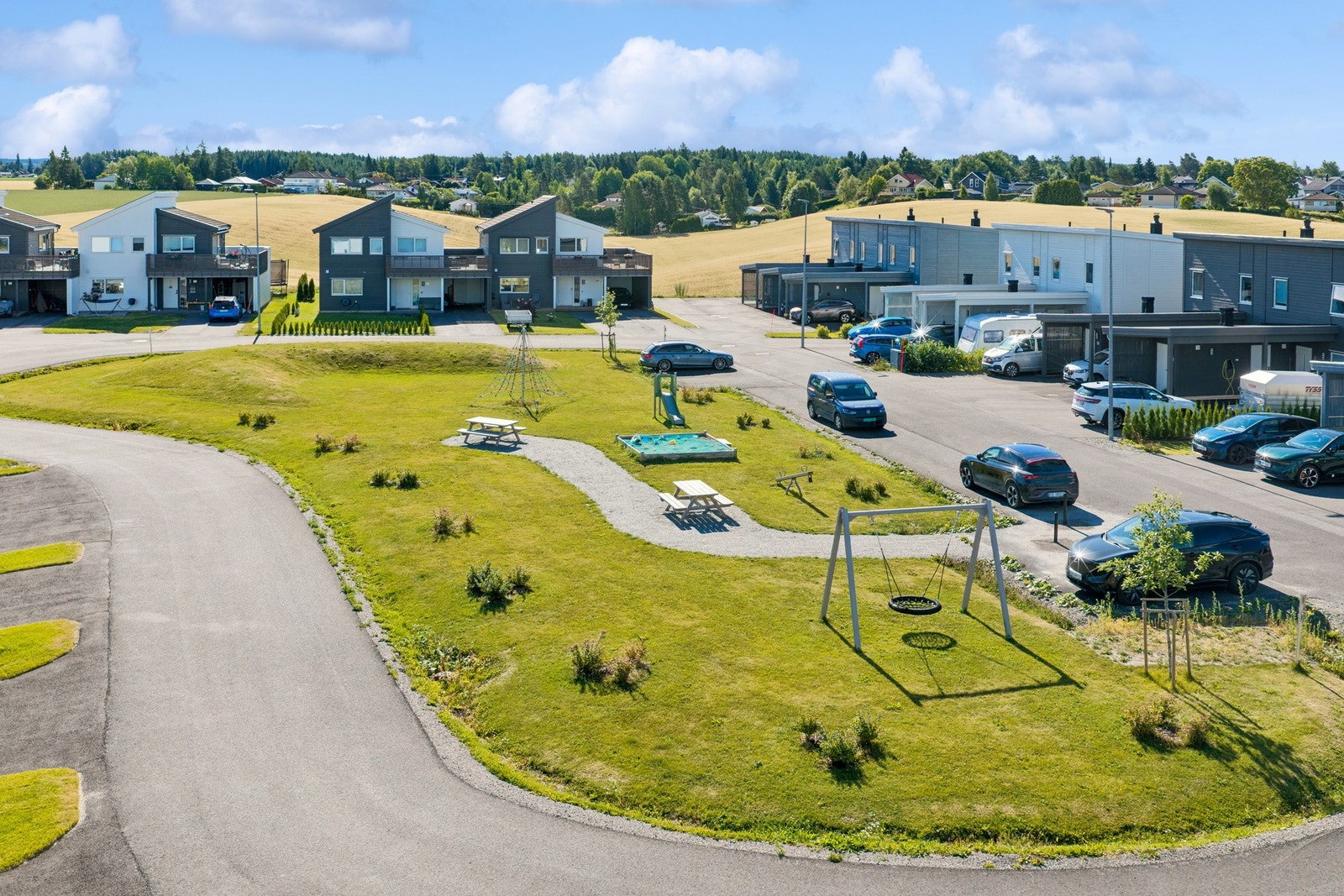 Området er barnevennlig med lekeplasser, flotte turmuligheter og kort vei til skoler, barnehager, butikker og Årnes sentrum. Galleribilde