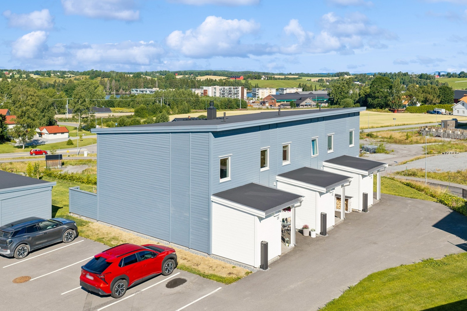 Her får du en lettstelt og familievennlig uteplass med gode solforhold og god plass til å nyte fine dager. Galleribilde