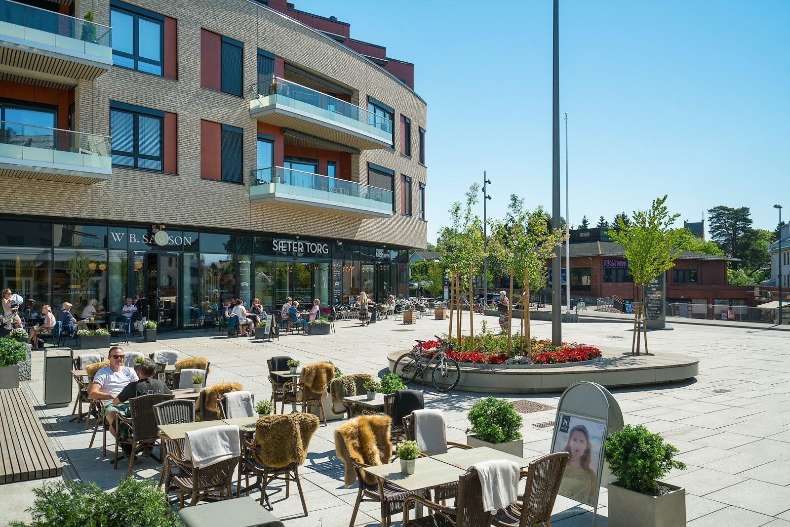 Fra boligen er det kort vei til Sæter Torg som er et nyere og moderne nærsenter med et bredt utvalg av caféer og butikker Galleribilde